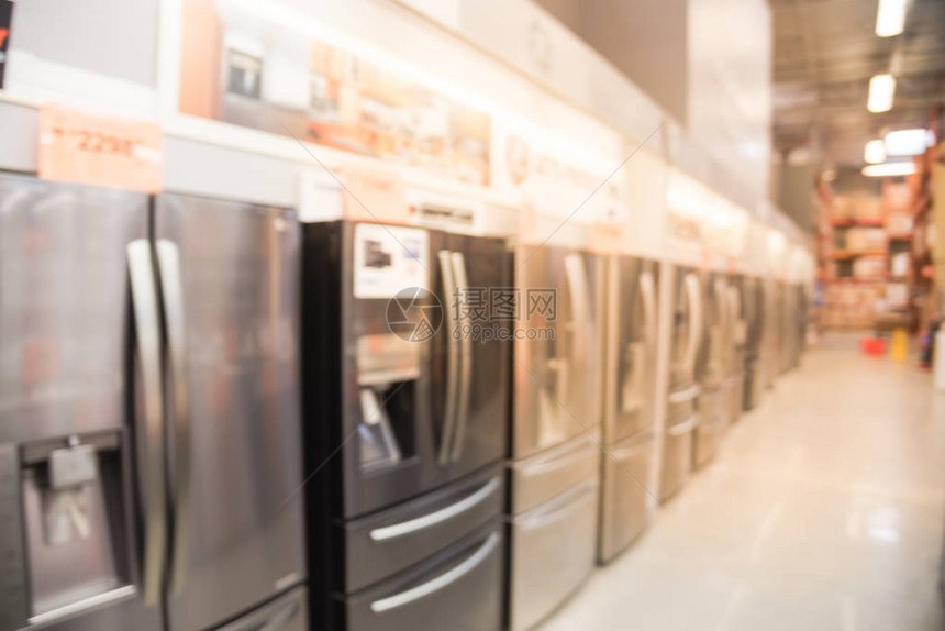 运动模糊了带有制冰机的法式门冰箱的广泛选择与家电设备行的模糊的零售店带有价格标签的图片