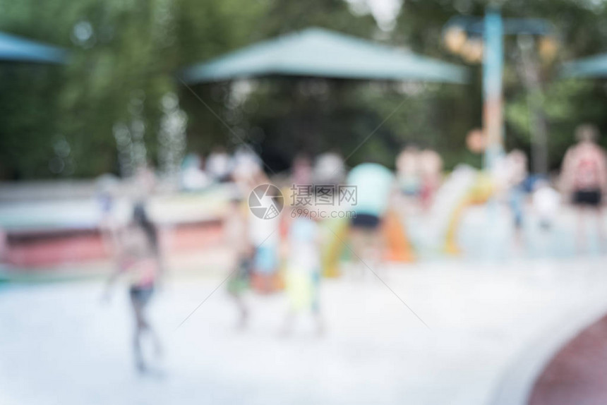 复古色调模糊运动多元文化的孩子们在夏天的时候在操场玩水很开心图片