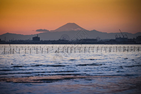 夕阳下的东京湾和富士山图片