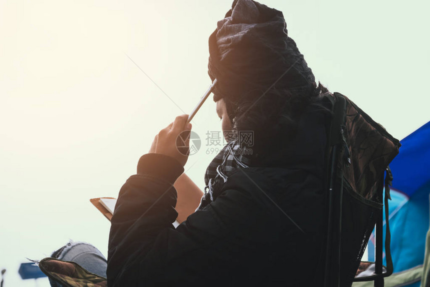 亚洲人旅行在假期放松人在山上旅行自然露营坐自然摸雾露营帐篷图片