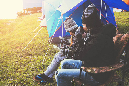 亚洲夫妇旅游自然游客在山上过夜露营露营帐篷图片