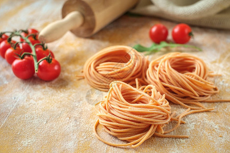 鲜意大利面条和西红柿图片