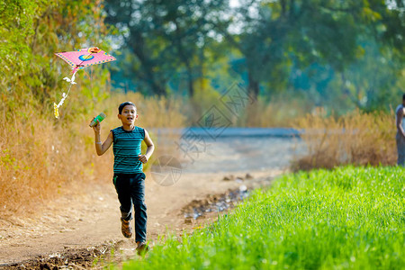 印度小孩玩风筝图片