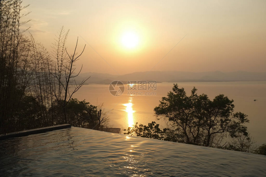 游泳池露台和美丽的自然观泰国Kanchanaburi的KhueanSrinagarindra国图片