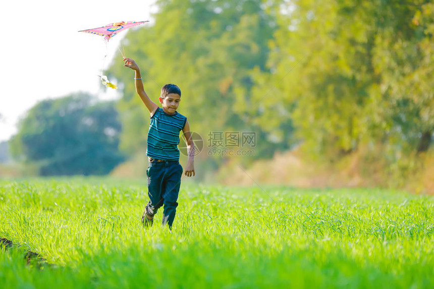 印度小孩玩风筝图片