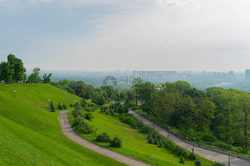 一大早美丽的大城市的景色基辅乌克兰从佩乔尔斯克山图片