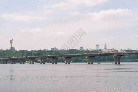 Dnipro河和左岸右的图片