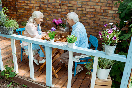 幸福的退休夫妇坐在阳图片