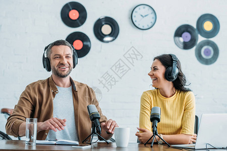 两个快乐的电台主播耳机录音播客在演播室图片