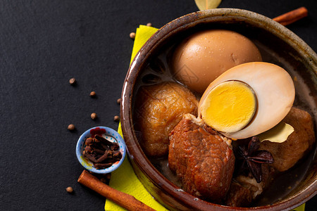 泰国烹饪美食猪肉Belly和鸡蛋图片