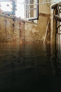 被淹没的废弃楼梯阳图片