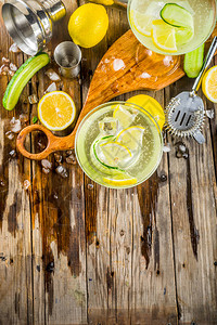 夏季酒精饮料低卡罗里和低卡汤姆柯林斯鸡尾酒图片