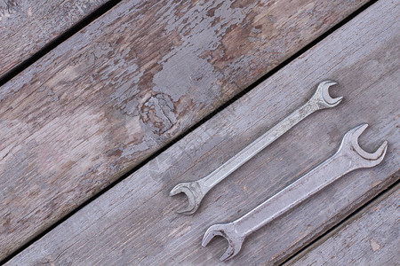 两个钢扳手和复制空间旧木板上的工具和文字图片