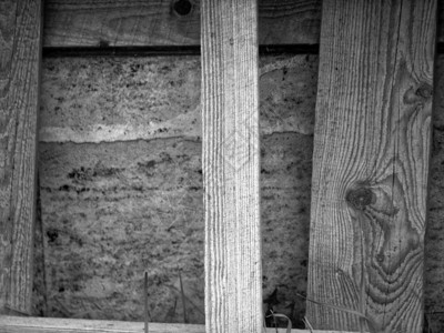 混凝土基金会旁的木制楼梯图片