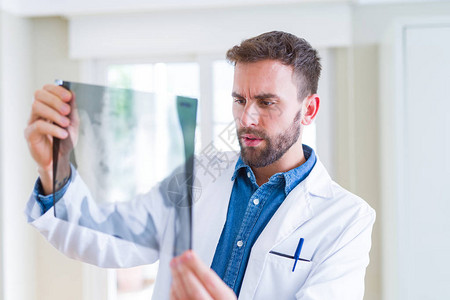 医生在看X光射线摄影检查身体时图片