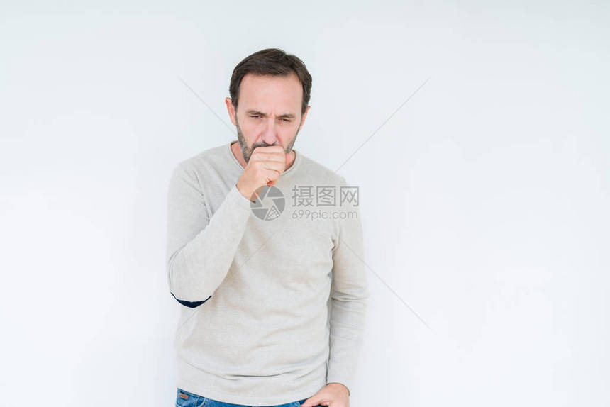 身处孤立背景感觉不舒服和咳嗽等感冒或支气管炎症状的优雅老年男图片