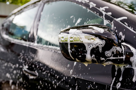 户外洗车温柔的洗车现代紧凑型汽图片