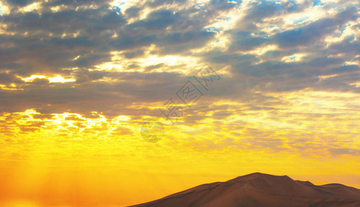 金色沙丘7和白云阳图片