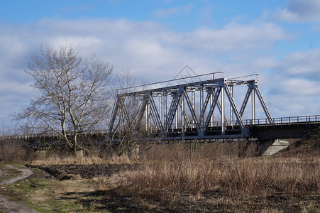 河上的旧铁路桥复古图片