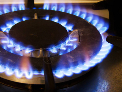 家用厨房炉灶发出蓝色火焰燃气烧火焰图片