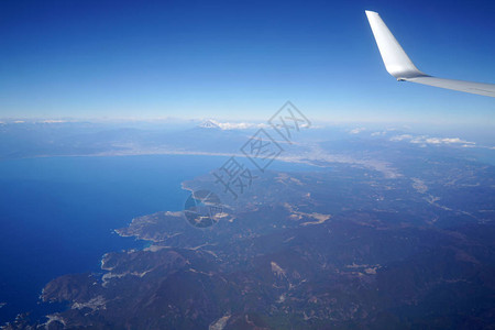 伊豆半斗日本素鲁加万静冈Shizuoka的飞机翼和窗式飞机上背景