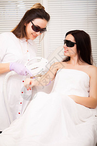 皮肤护理在专业美容院做激光理发图片