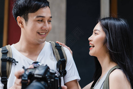 亚洲旅行者夫妇在北京度假时使用相机拍照图片