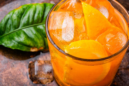 含橙片的冷清新饮料Cocktail图片