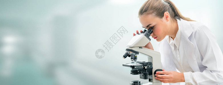 科学家研究员在实验室使用显微镜医疗保健技术和图片