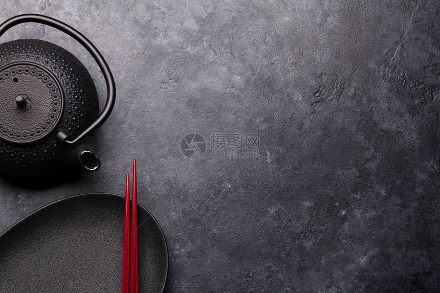 黑色纸质桌子上空板茶壶和筷子日本食品模板带有复制空间的顶图片