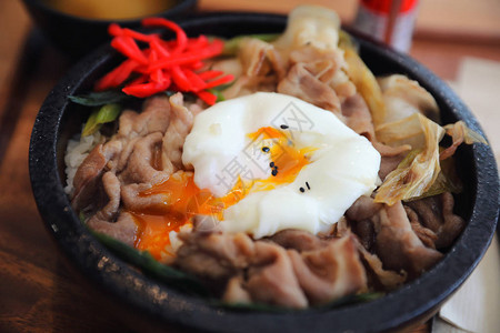 日本料理Gyudon日本牛肉饭碗上图片