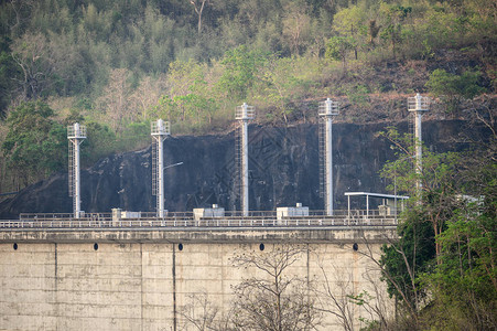 山谷混凝土发电厂的电线杆图片