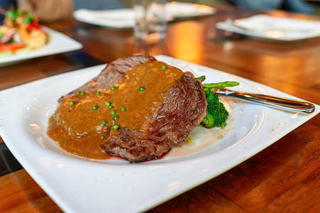 牛肉排肋骨澳洲人用熟的烤肉中稀有图片