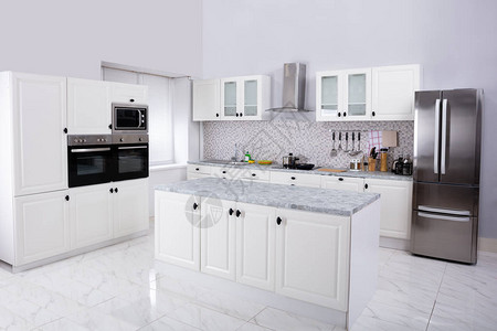 现代白色清洁厨房内装微波炉和冷图片