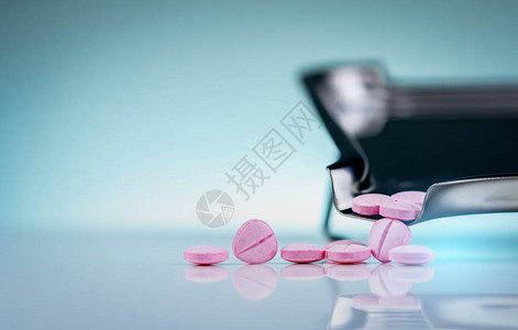 不锈钢药盘上的粉红色药片医药行业神经维生素在医院或药店使用药物药品零售市场治疗周围背景图片