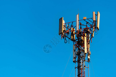 有清楚的蓝天背景的电信塔在蓝天背景的天线无线电和卫星图片