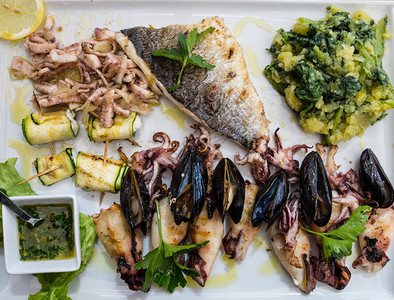 海鲜盘鱼餐厅地中海厨房鱿鱼贻贝和章鱼配烤蔬菜和酱汁菜单是图片