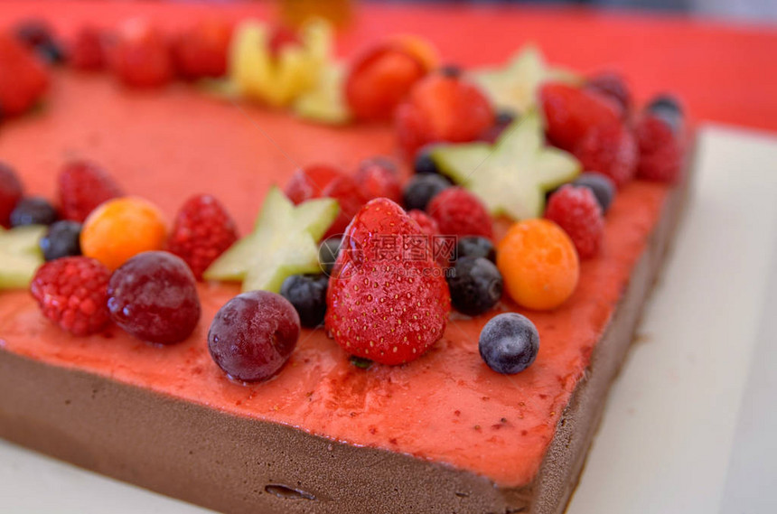 美味的水果冰淇淋蛋糕图片