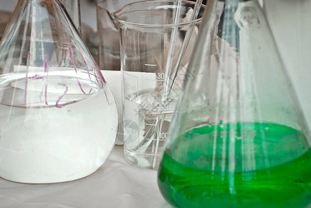 带有五彩液体的玻璃管在学校科学展览上展示化图片