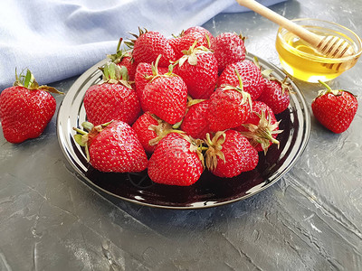 新鲜草莓蜂蜜在图片