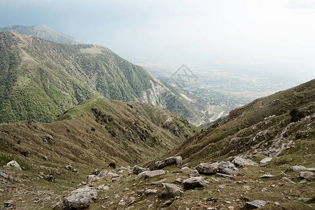 从落基山脉与Triund山附近的绿色草地查看山谷低饱和度色调喜马拉雅山脉印背景图片