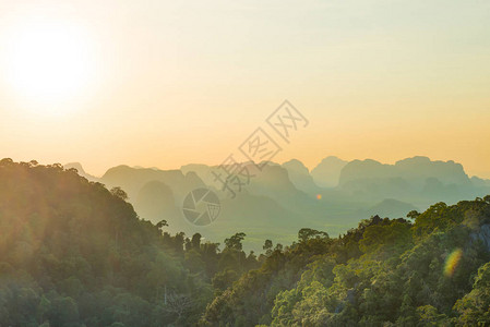 美丽的热带景观有山雨林和日落时的地平线图片