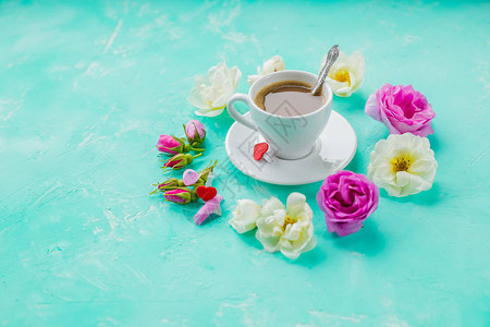 美味新鲜的清晨咖啡浓咖啡白色桌边背景上美丽的厚红菜图片