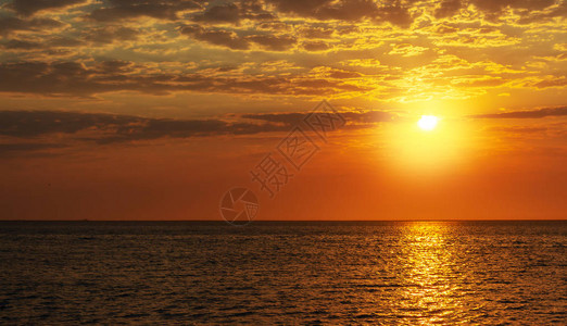 美丽的红日落乌云和海图片