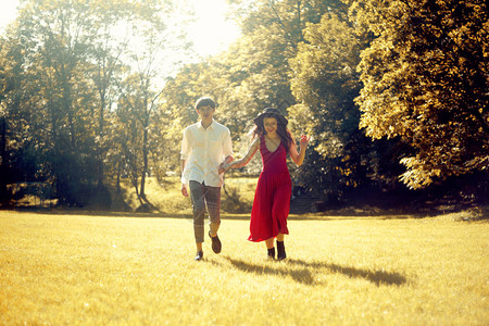穿着时髦的男人公园里的日落女孩和男孩走路完美的浪漫约会夏天穿图片