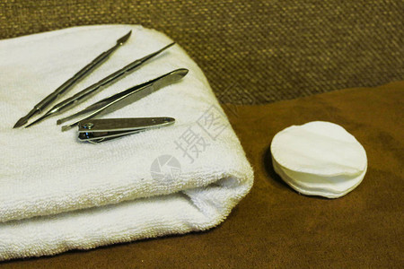 白毛巾上的修甲工具剪刀指甲文图片