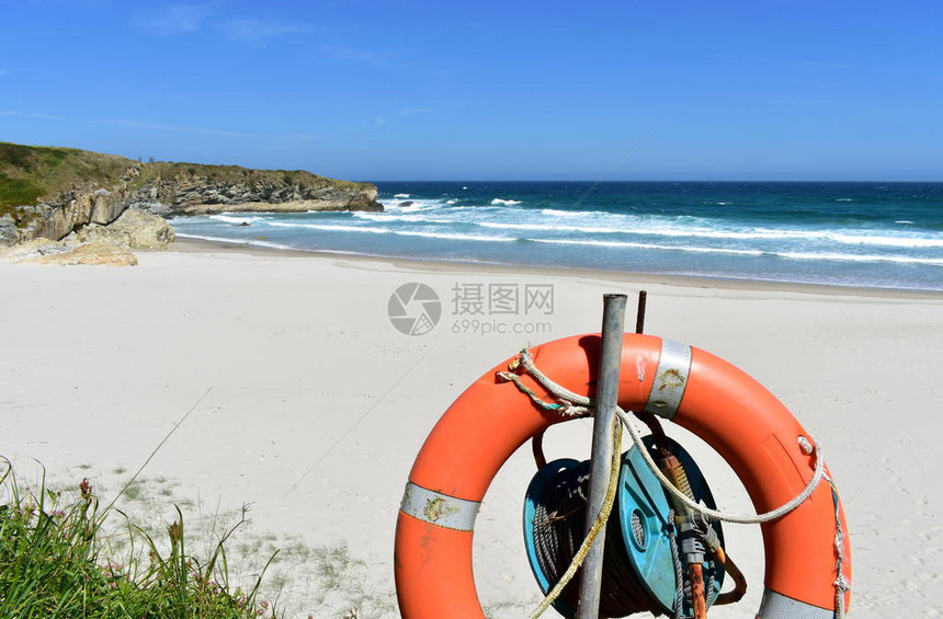 海滩上有白沙海浪和生命保护者图片