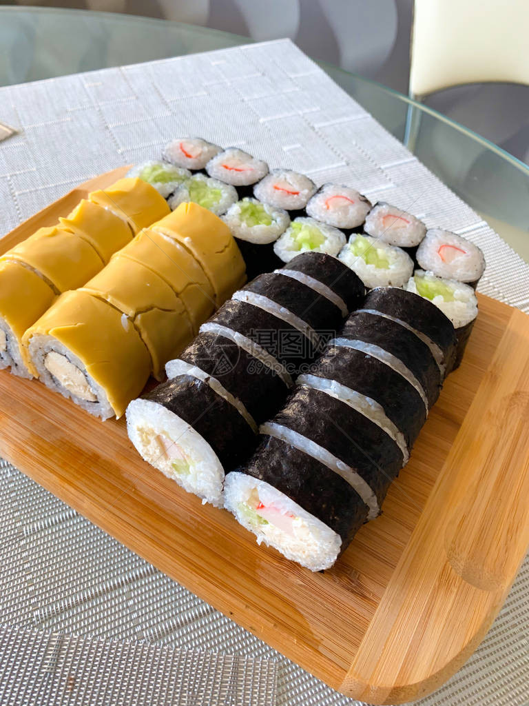 日本寿司套餐一套寿司卷送回家准备吃快图片