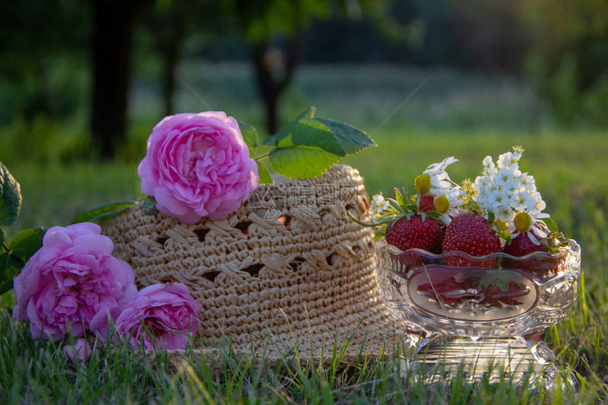 水晶花瓶里的成熟草莓和雏菊图片
