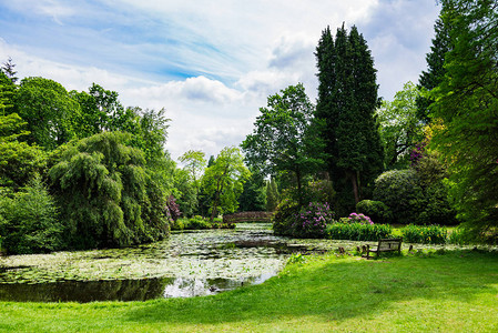 英国格兰夏季美丽的英属花园中的大湖Big图片